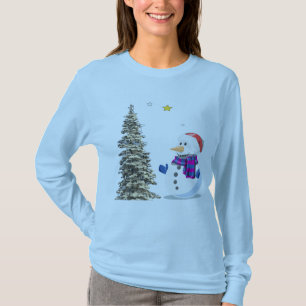 Camiseta Snowman admira el árbol evergreen.