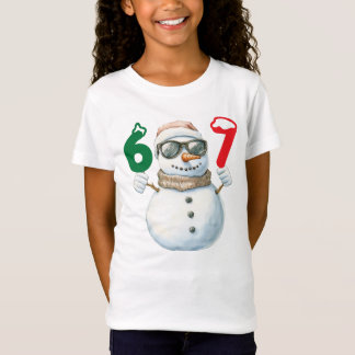 Camiseta Snowman Holding 67 Numbers Graphic