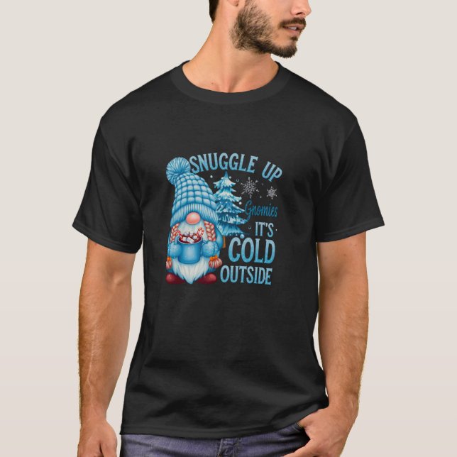 Camiseta Snuggle Up Gnomies It s Cold Outside Cute Winter G (Anverso)