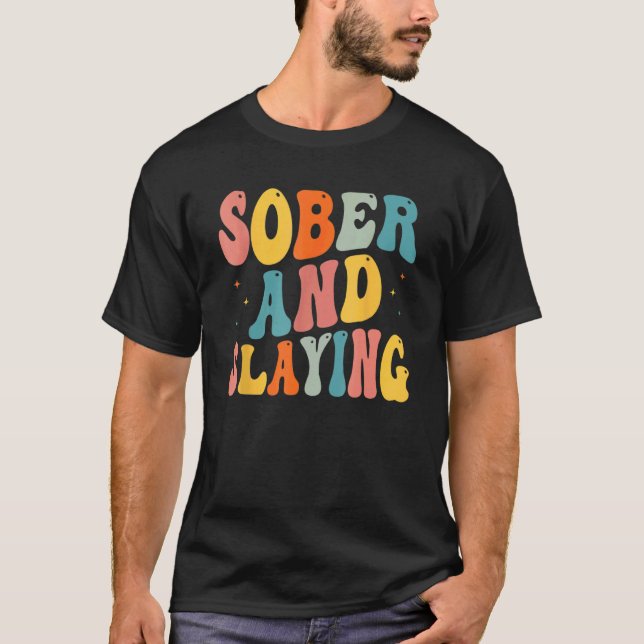 Camiseta Sober and Slaying Sobriety Recovery Anniversary Aw (Anverso)