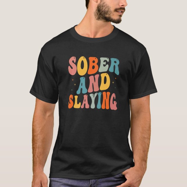 Camiseta Sober and Slaying Sobriety Recovery Anniversary Aw (Anverso)