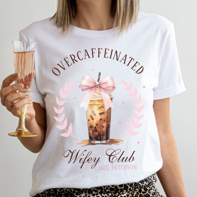Camiseta Sobrecafeinado Wifey Club Iced Coffee Bow Mrs. (Funny bride cute Overcaffeinated Wifey Club white wedding t-shirt, MRS name coquette coffee bow)