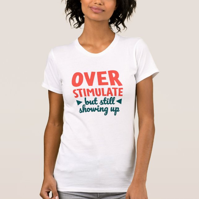 Camiseta Sobrestimulado Pero Sigue Mostrándose Texto (Anverso)