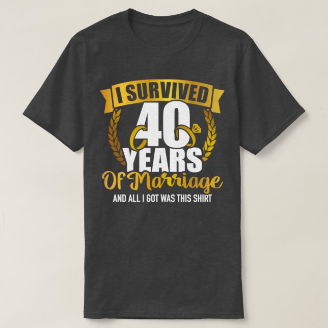 Camiseta Sobreviví a 40 años de matrimonio por 40° boda a (Diseño del anverso)
