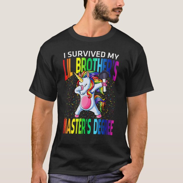 Camiseta Sobreviví a la universidad de maestría de mi herma (Anverso)