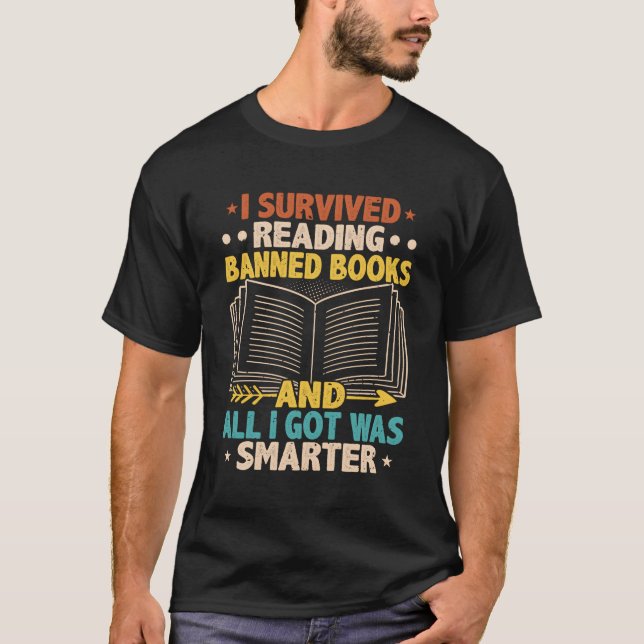 Camiseta Sobreviví a leer libros prohibidos leyendo literat (Anverso)