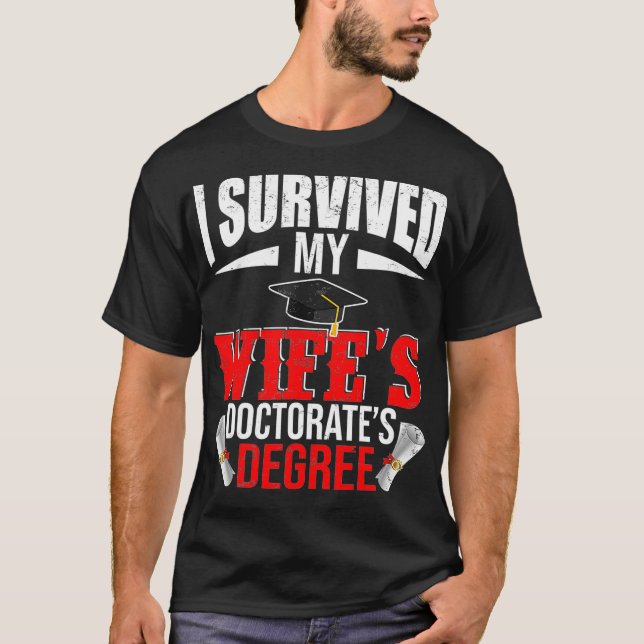 Camiseta Sobreviví a mi esposa Doctorada Gradua Gradua Grad (Anverso)