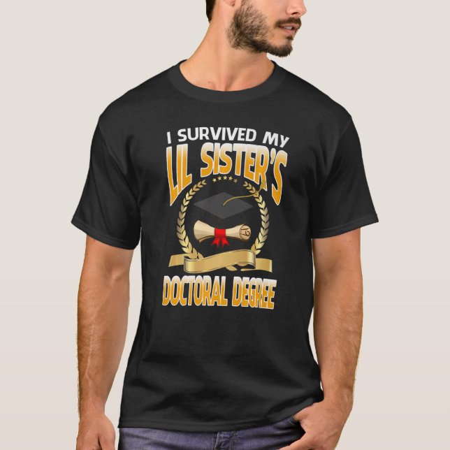 Camiseta Sobreviví a mi hermana menor licenciada en doctora (Anverso)