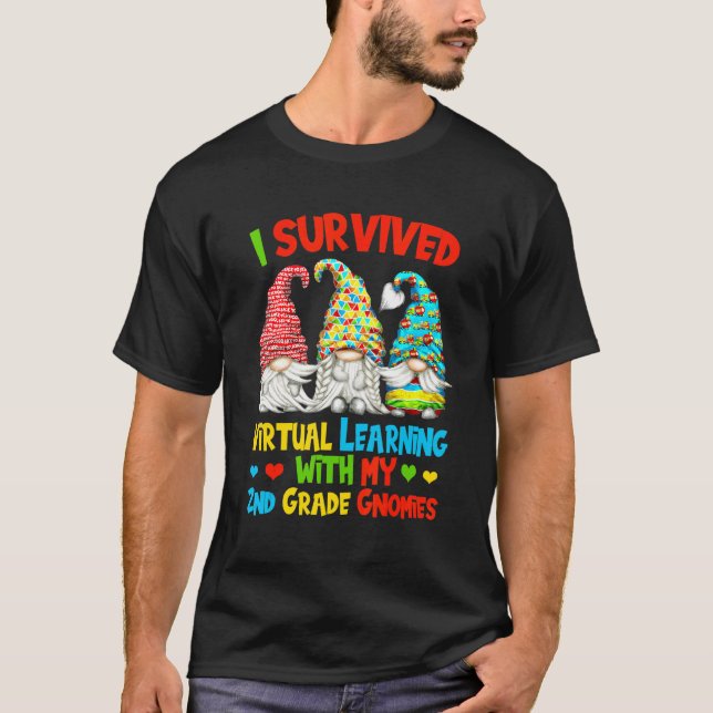 Camiseta Sobreviví al aprendizaje virtual con mi gnomo de 2 (Anverso)