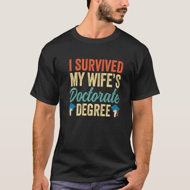 Camiseta Sobreviví al doctorado de mi esposa, el marido de  (Anverso)