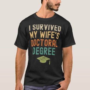 Camiseta Sobreviví al doctorado de mi esposa en 2022