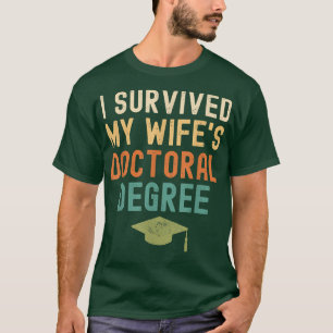 Camiseta Sobreviví al doctorado de mi esposa en 2022