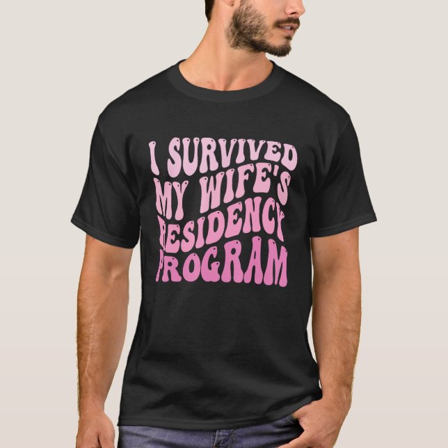 Camiseta Sobreviví al programa de residencia de mi esposa (Anverso)
