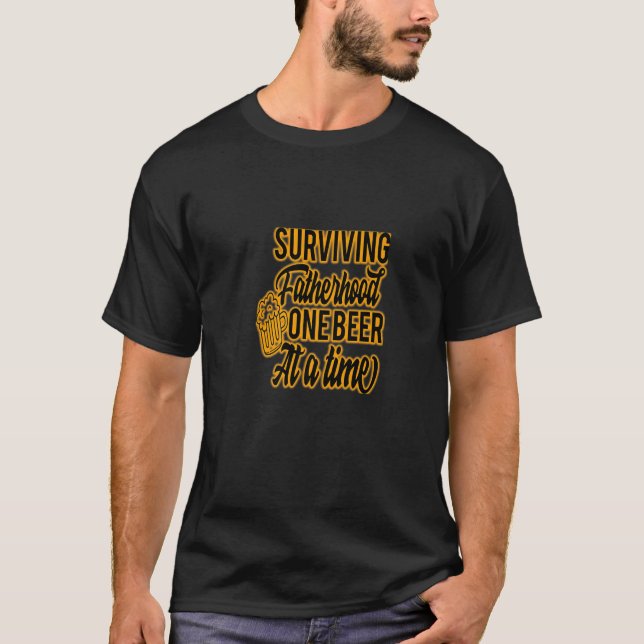 CAMISETA SOBREVIVIENDO A LA PADRE UNA CERVEZA A LA VEZ UN M (Anverso)