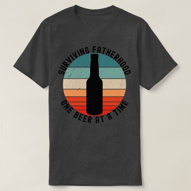 Camiseta Sobreviviendo a la paternidad una cerveza a la vez (Diseño del anverso)