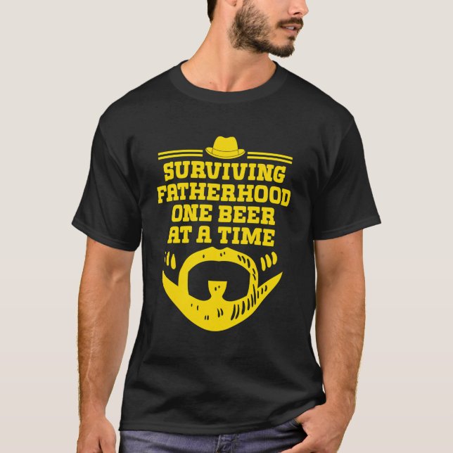 Camiseta Sobreviviendo a la paternidad Una cerveza a la vez (Anverso)