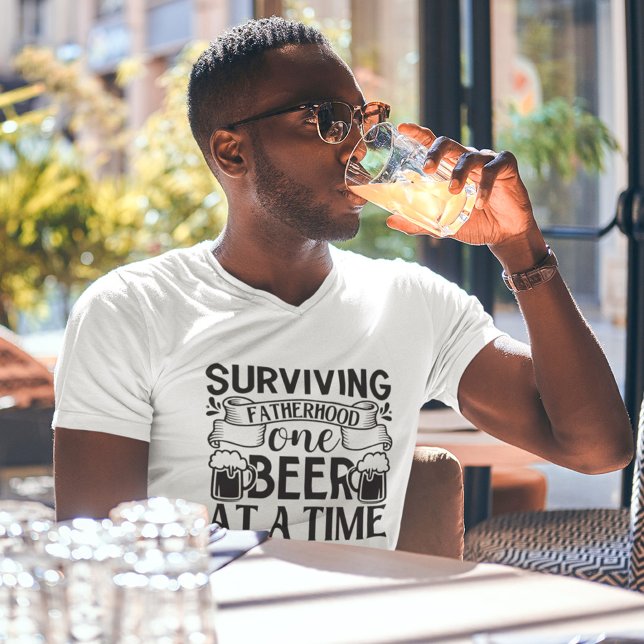 Camiseta Sobreviviendo a la paternidad Una cerveza a la vez (Subido por el creador)