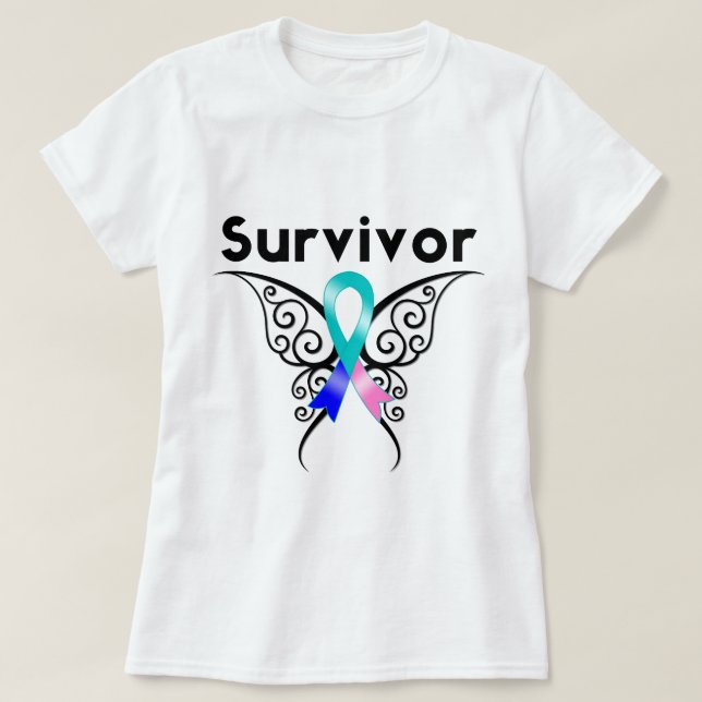 Camiseta Sobreviviente de cáncer tiroideo mariposa tribal (Diseño del anverso)