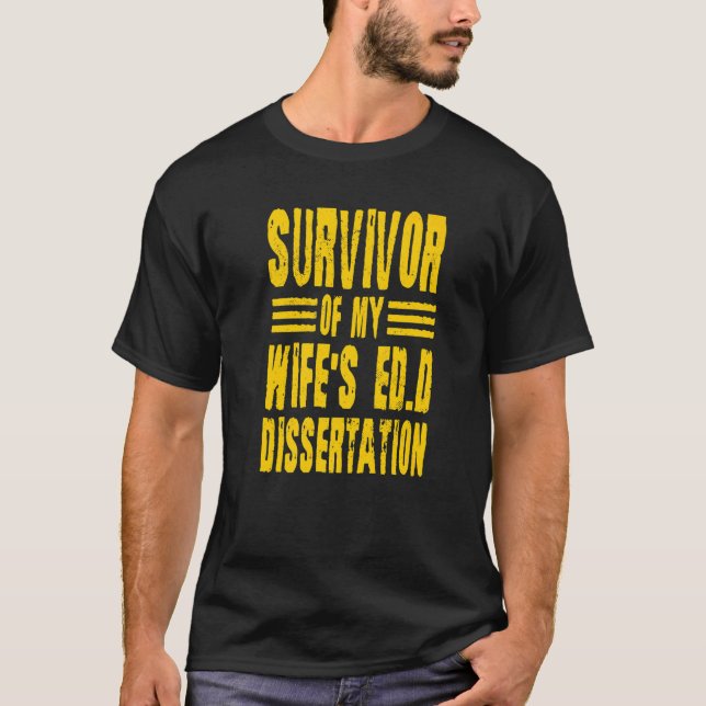 Camiseta Sobreviviente de la tesis Ed D de mi esposa Médica (Anverso)