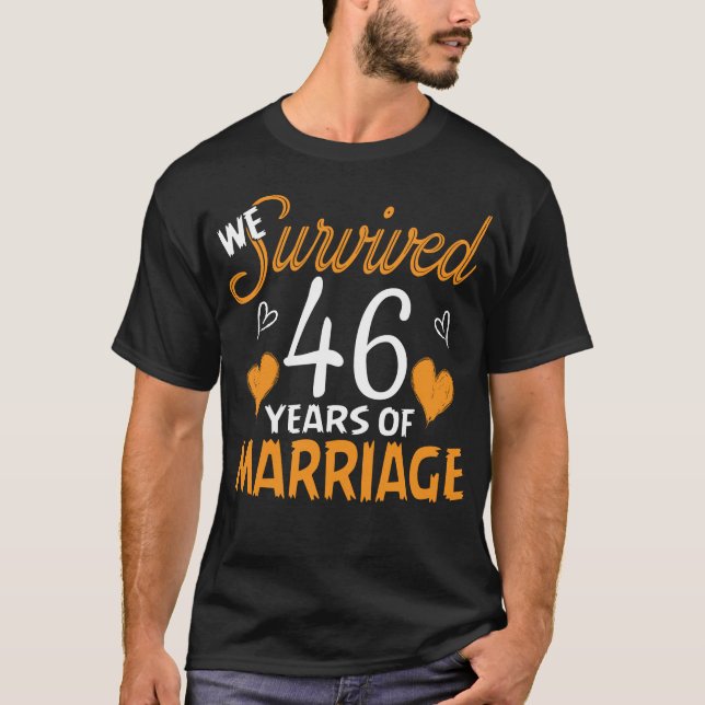 Camiseta Sobrevivimos a 46 años de Boda Aniversario (Anverso)