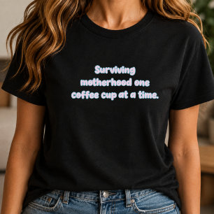 Camiseta Sobrevivir a la Maternidad con un Diseño de Taza d