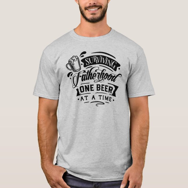 Camiseta Sobrevivir a la paternidad Una cerveza a la vez (Anverso)