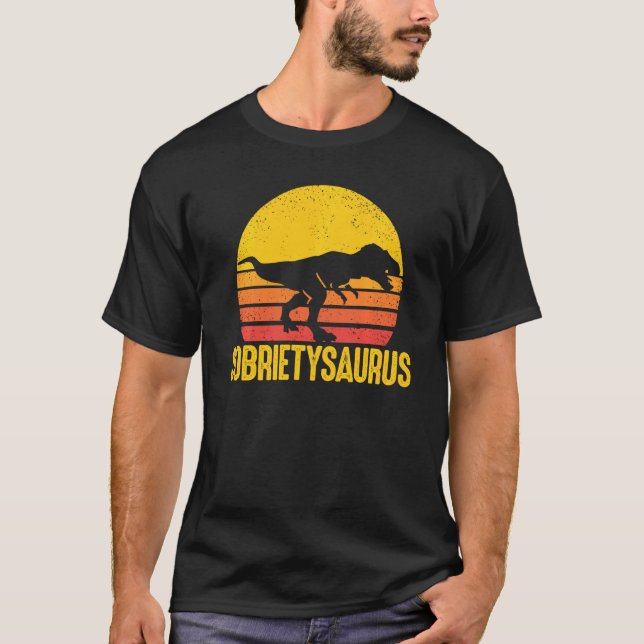 Camiseta Sobrietysaurus Dinosaur Sober Addication Recovery  (Anverso)
