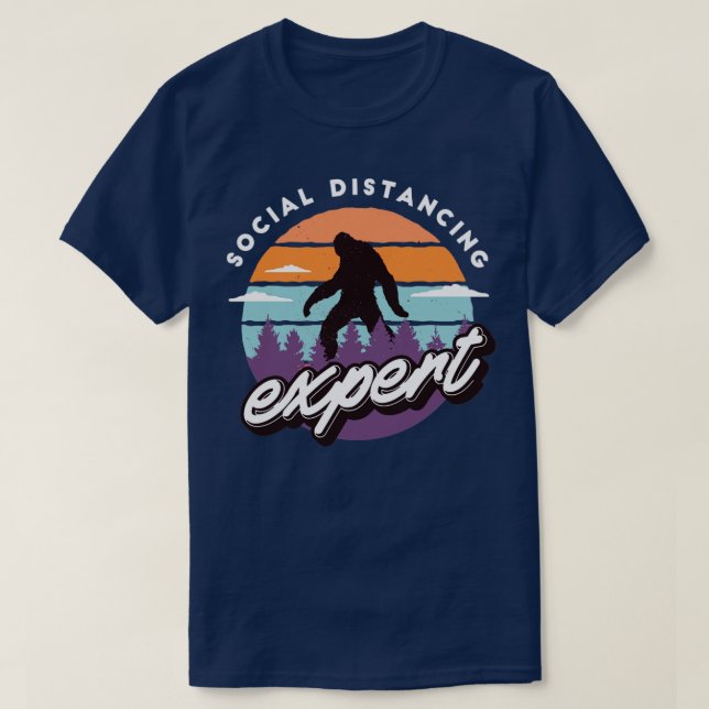 Camiseta Social Distancing Expert Funny Sasquatch1 (Diseño del anverso)