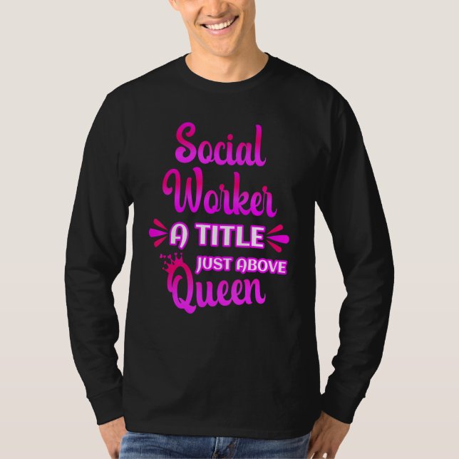 Camiseta Social Worker A Title Just Above Queen Cute Saying (Anverso)
