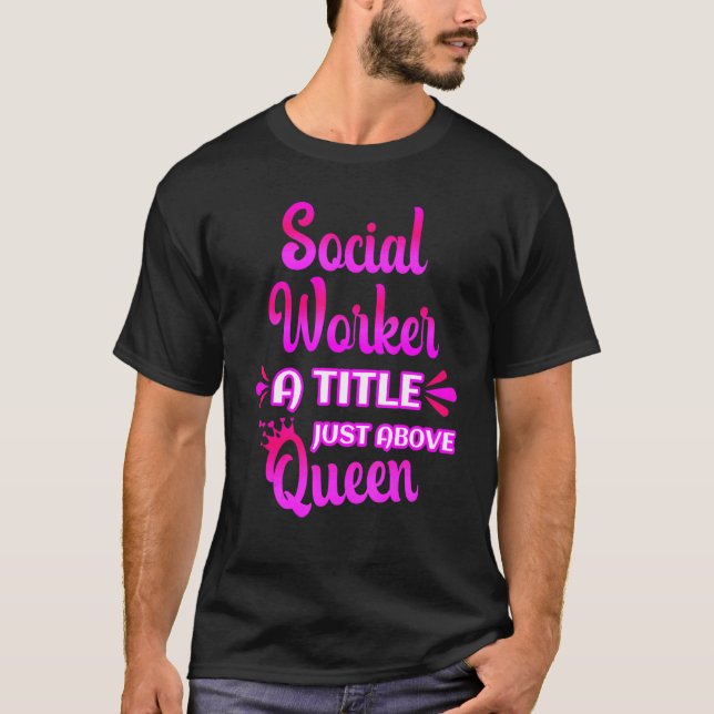 Camiseta Social Worker A Title Just Above Queen Cute Saying (Anverso)