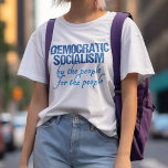 Camiseta Socialismo democrático definición socialista demóc<br><div class="desc">El socialismo democrático significa por el pueblo,  por el pueblo. Esta definición socialista demócrata de camiseta ilustra la definición en un tipo de letra que recuerda a la Constitución de Estados Unidos. Un regalo genial para los demócratas liberales.</div>