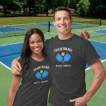 Camiseta Socios de baloncesto que juegan al torneo de balon<br><div class="desc">Camisas de pickleball divertidas con 2 palas azules y 2 líneas de texto personalizado. Perfecto para compañeros/compañeros de equipo de pickleball - ideal para jugar al torneo.</div>