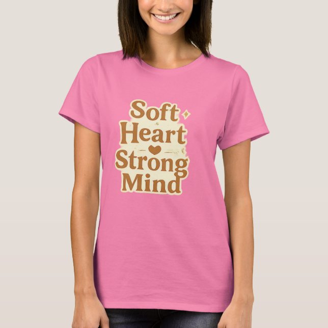 Camiseta Soft Heart Strong Mind Typography (Anverso)