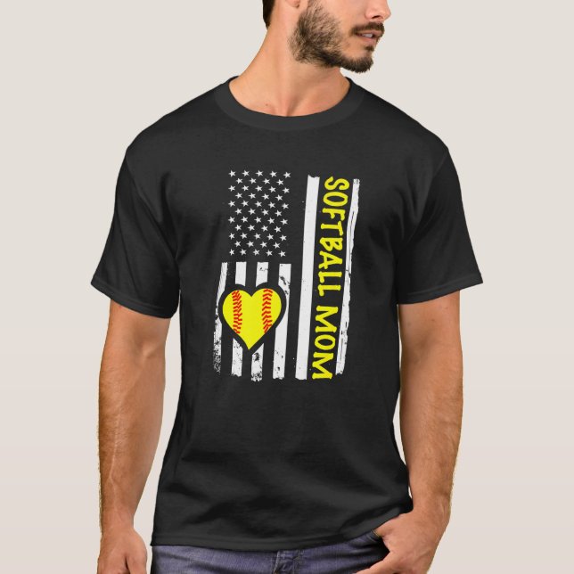 Camiseta Softball Mom USA Flag Heart   (Anverso)