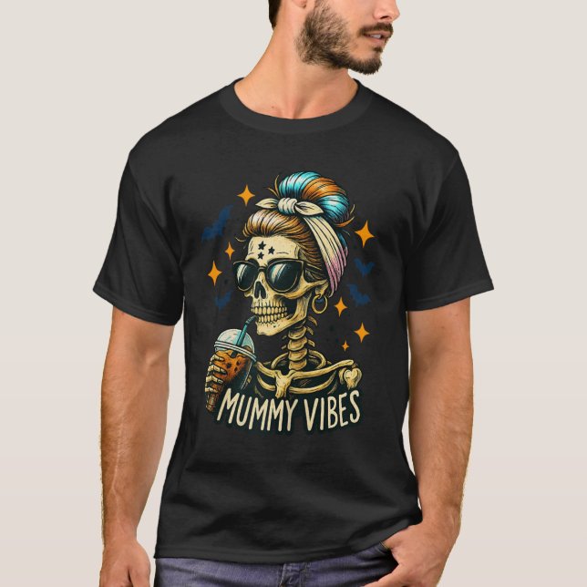 Camiseta Soky Mummy Skeleton Coffee Vibes Halloween Mom Pro (Anverso)