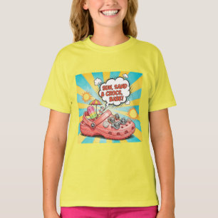 Camiseta Sol, Arena y Crocs, por Natasha Us