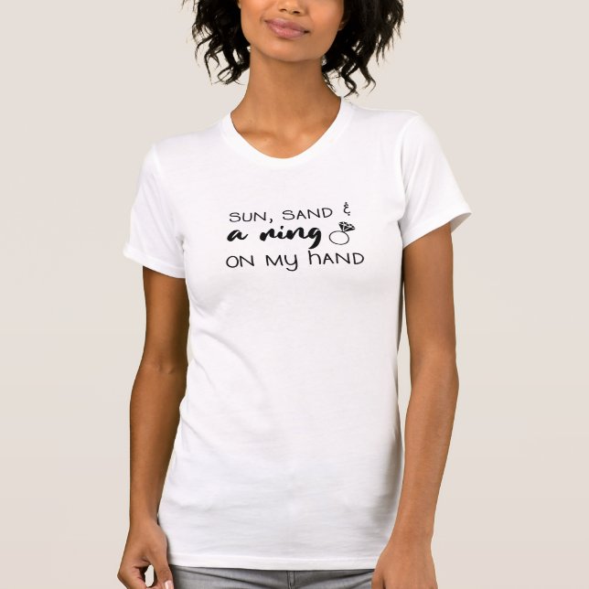 Camiseta Sol, arena y un anillo en mi mano - Tee de novia (Anverso)