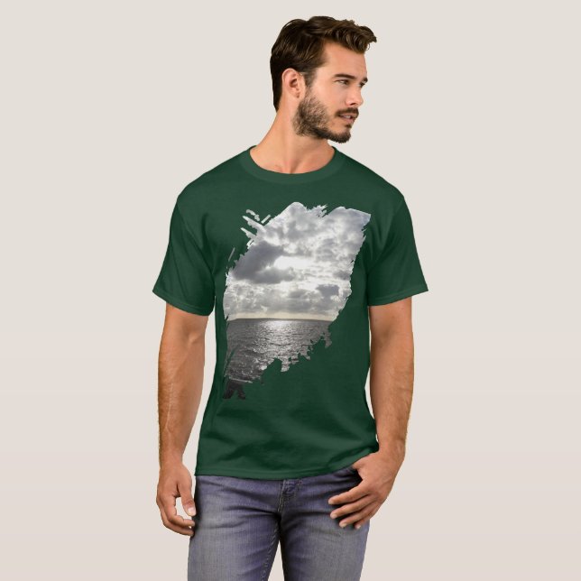 Camiseta Sol brillando a través de las nubes (Anverso completo)