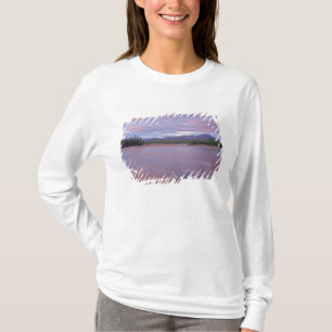 Camiseta sol de medianoche sobre el río MacKenzie, fuera de
