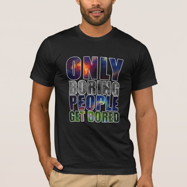 Camiseta Solamente la gente aburrida consigue aburrida (Anverso)
