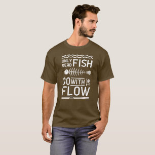 Camiseta Solamente los pescados muertos van con el flujo