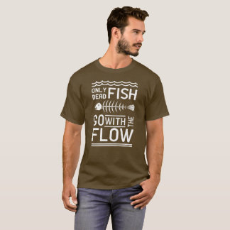 Camiseta Solamente los pescados muertos van con el flujo