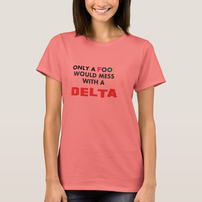 Camiseta ¡Solamente un LOCO se metería con un DELTA! (Anverso)