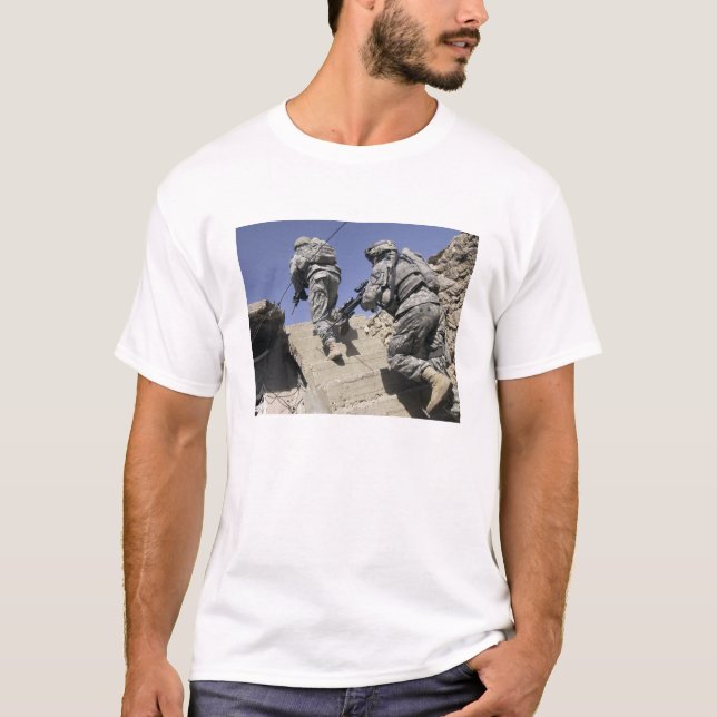Camiseta Soldados corriendo escaleras arriba de un edificio (Anverso)