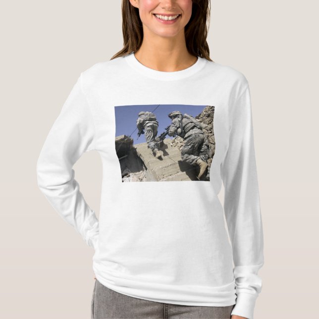 Camiseta Soldados corriendo escaleras arriba de un edificio (Anverso)