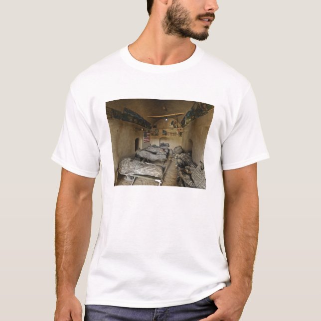 Camiseta Soldados estadounidenses duermen en una casa de ba (Anverso)