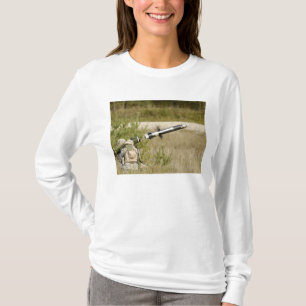 Camiseta soldados que encienden una jabalina FGM-148