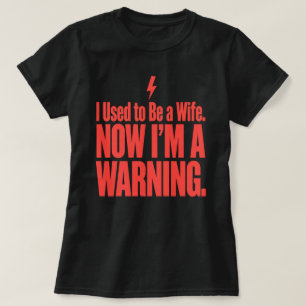 Camiseta Solía ser una esposa. Ahora soy una advertencia. D