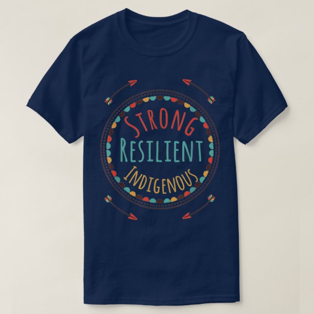 Camiseta Sólidos y resilientes indígenas nativos estadounid (Diseño del anverso)