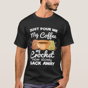 Camiseta Sólo agarra mi café Entusiasta del Crocheting Muje